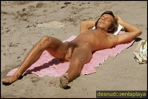 Desnudos En La Playa
