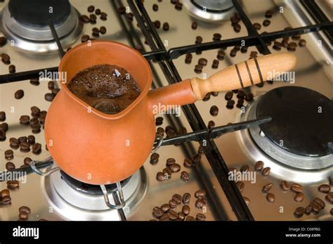 Café Hirviendo En Una Cocina A Gas Fotografía De Stock Alamy