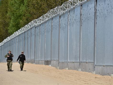Problemy przy budowie zapory na granicy z Białorusią Skrajnie trudne warunki Wprost