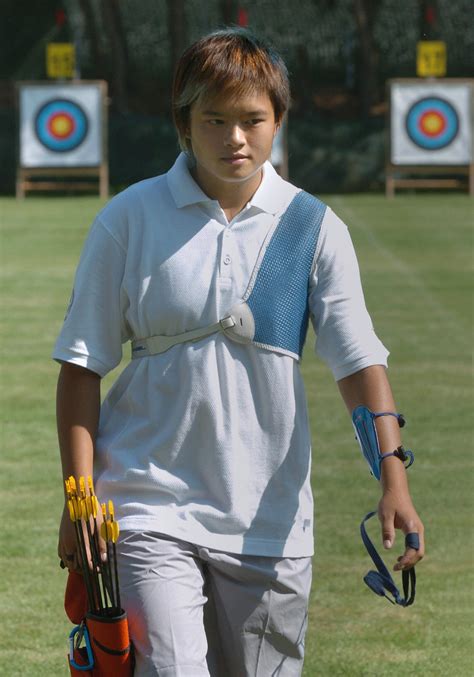 鄭莉梅（cheng camille lily mei） 出生日期：1993年5月9日 畢業學校：法國國際學校（小學）、北京國際學校（中學）、柏克萊大學、中文大學（碩士） 歷屆奧運會成績： 2016年里約熱內盧奧運 女子50米自由泳第44名 女子100米自由泳第24名 女子200米自由泳第29名 女子4×100米混合泳接力第14名 奧運女子射箭預賽 南韓打破個人及團體紀錄 | 奧運會 | 大紀元