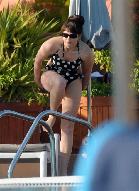 Gemma Arterton Sexy Starlet Showing Off Her Ass Poolside In A Bikini