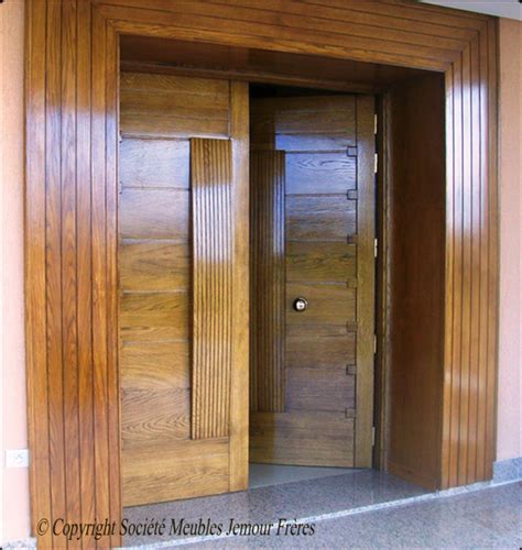 Modele de maison a construire moderne. Portes d'entrée de villa moderne en bois noble - Chêne ...