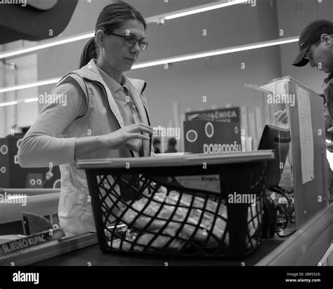 Mujer Que Trabaja En El Supermercado Imágenes De Stock En Blanco Y