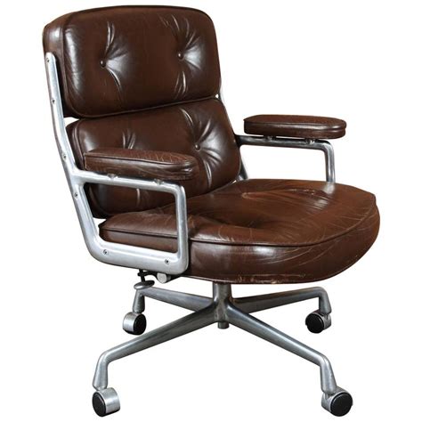 Докато работите, нивото на комфорт е много важно. Time Life Chair by Charles and Ray Eames in Rich Brown ...