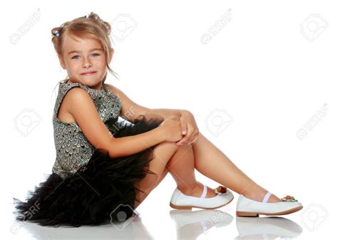 Petite Fille Est Assise Sur Le Sol Banque D Images Prom Dresses Formal Dresses