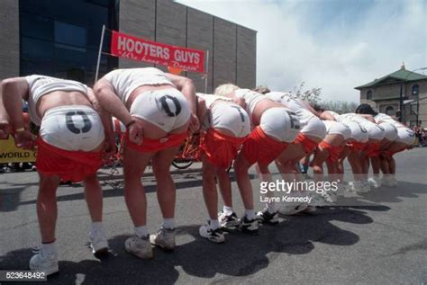 Mooning People Photos Et Images De Collection Getty Images