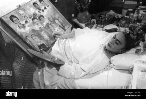 Frida Kahlo 1907 1954 Nmexican Artiste Peinture Au Lit Photographié Par Juan Guzman