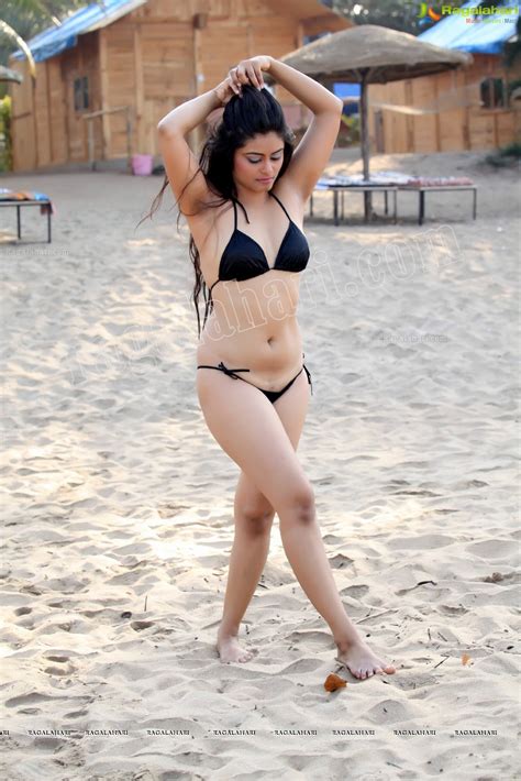 Plumpy Navel Deep Navel And Actress Sexy Images Sheetal Sidge Visible