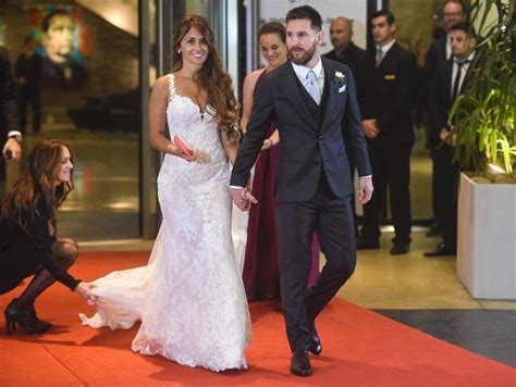 Messi Y Antonella Posan En La Alfombra Roja El Vestido De La Novia Perfecto Y El Jugador Lució