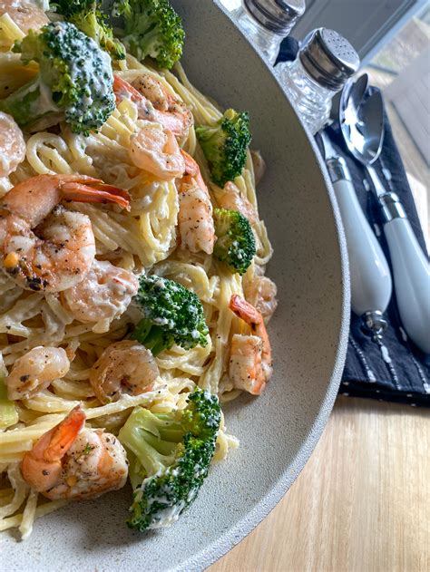 Roasted shrimp fettuccine alfredo smothered in a velvety, creamy alfredo sauce that's lightened up but tastes every bit as decadent as the finest restaurant alfredo without any of the guilt or the price! Creamy Shrimp & Broccoli Alfredo Pasta - The Seasoned Skillet
