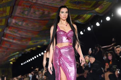 Dua Lipa Makes Her Runway Debut At Versaces Spring 2022 Show During