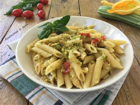 Grazie alla pastella per fiori di zucca facilissima a base di acqua, farina e un pizzico di lievito , otterrete dei fiori di zucca fritti croccanti e dorati fuori e la ricetta semplice e velocissima è un mio cavallo di battaglia ereditato da mia madre! PASTA CON FIORI DI ZUCCA E POMODORINI