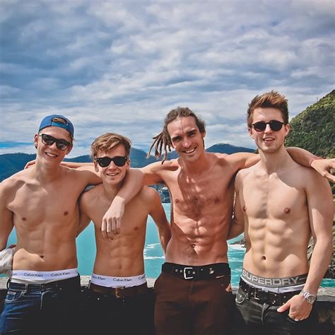 The Stars Come Out To Play Caspar Lee And Joe Sugg New Shirtless Twitter Pic