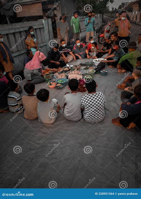 Tradisi Masyarakat Suku Sunda Editorial Stock Image - Image of crowd