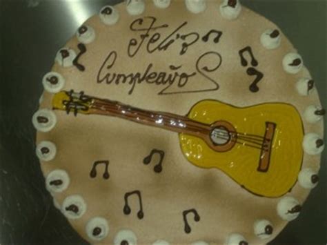 Vínculo sagrado entre las generaciones pasadas, presentes y futuras. Tarta con guitarra - Pasteleria en Lorca y Aguilas