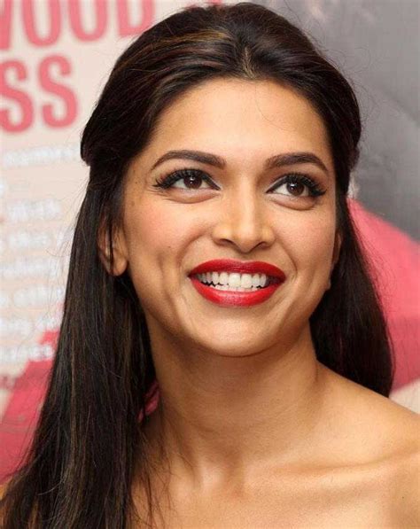 actress deepika padukone cute smiling face closeup photos