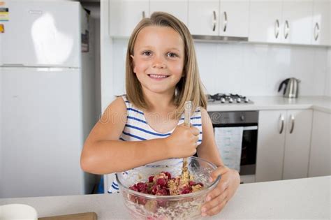 Aanbiddelijke En Mooi Blond Jong Meisje 6 Of 7 Jaar Het Oude Het Eten