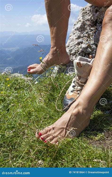 Bloße Füße Und Beine Mit Krampfadern Des Touristischen Wanderers Stockfoto Bild Von Landschaft