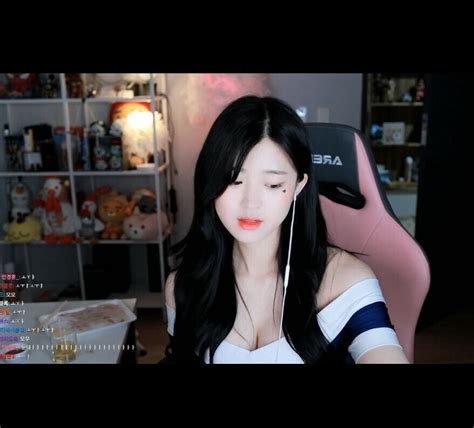 재미있는 유머와 최신이슈에 썰만화 핫한 bj들과 직캠레전드까지 개조아! 현시각 미모 레전드 찍는 여캠 - 야구 - 에펨코리아