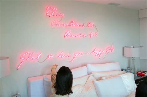 Kendall jenner showed off her los angeles house, giving a tour of. Kendall Jenner bedroom neon light | Neon sign bedroom ...