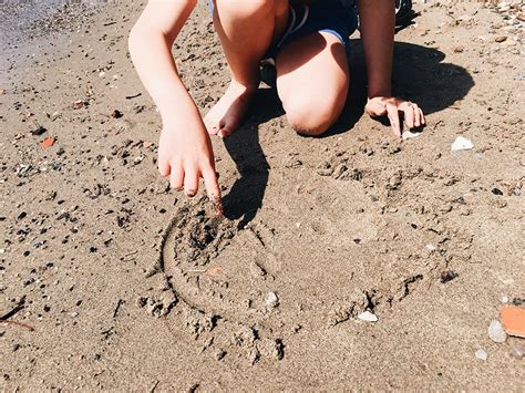 Imparare A Scrivere Sulla Sabbia Giocando Con Il Metodo Montessori Naturino It It
