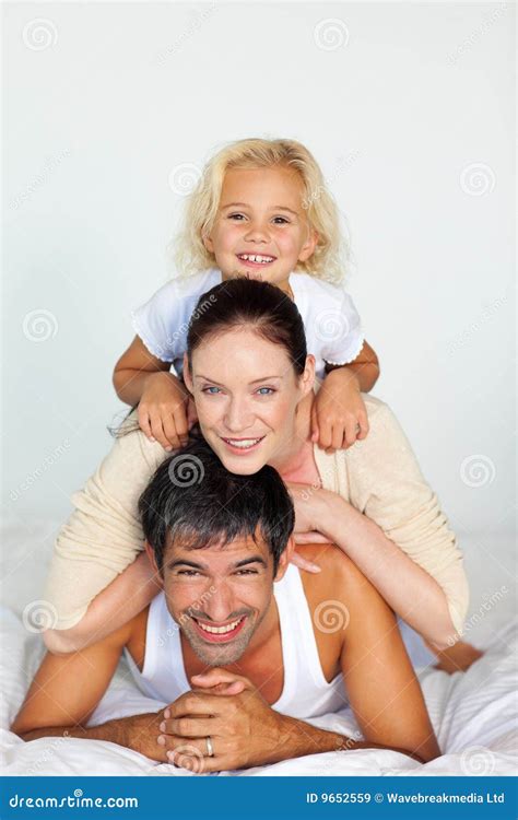 padre madre e hija jugando en cama imágenes de archivo libres de regalías imagen 9652559