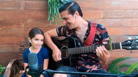Es hermana del actor eugenio derbez.hija de la actriz silvia derbez. Aitana Derbez canta a dúo con su hermano Vadhir y nos ...