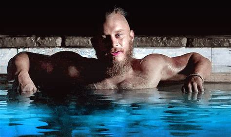 Travis Fimmel As Ragnar Lothbrok In Vikings S2e04 Taking A Bath