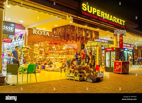 kemer türkei 13 mai 2017 der supermarkt im einkaufszentrum von ataturk boulevard mit einer