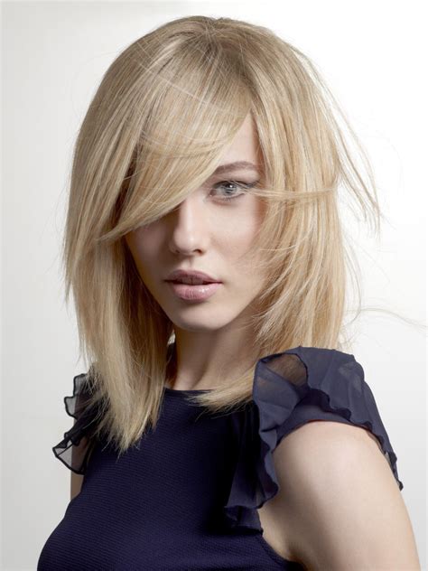 Bob hairstyles for women are nothing but a style in which the hair is cut typically around the head at the jaw's level. Steil halflang kapsel met een verknipte lijn langs het ...