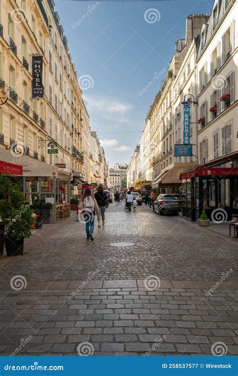Foto Vertical Da Famosa Rua Rue Cler Em Paris Fotografia Editorial