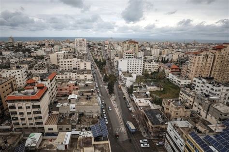 فلسطينيو غزة يتركون منازلهم بعد تهدمها. غزة.. انتحار 3 شبان خلال 24 ساعة وإنقاذ فتاة حاولت الانتحار