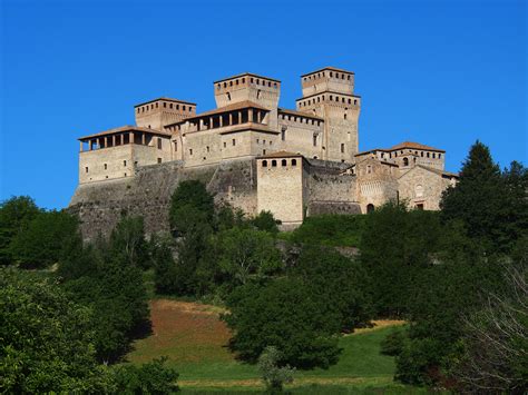 Torrechiara Castle Langhirano Italy 408x3456 Os Rcastles