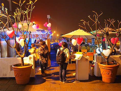 快醒醒，英雄。 距游戏首次公布的八年后， 《赛博朋克2077》终于正式和大家见面了。 进入夜之城的钥匙现在就握在你的手中。 是时候偷一波装备，寻一些刺激或是来一两场超梦体验了! 2012西洋情人節 | 主播台下的小確幸 貝貝