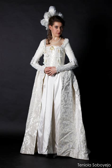 Tudor Gown Samira Khadraoui