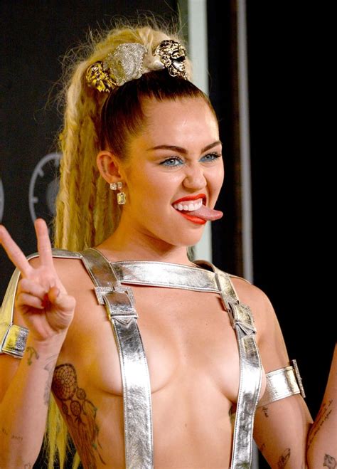 Miley Cyrus At The 2015 Mtv Vmas Miley Cyrus Hair Mtv Vmas 2015