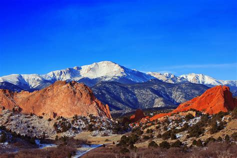 Dating back to 1956, the pikes peak marathon (ppm) is a classic mountain race that climbs 7,770 feet (2,368 meters) from the town of manitou springs, colorado to the top of pikes peak at 14,115 feet, and back down to manitou springs over the course of 26.2 miles. Ducati Multistrada Pikes Peak is zinvol geweld - JFK