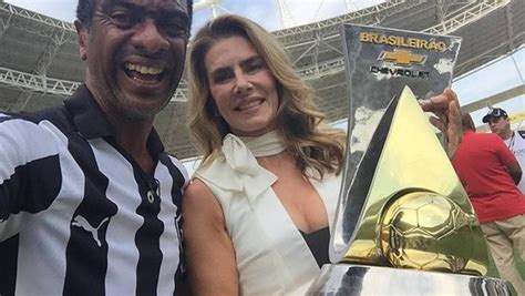 Com promessa de nudez Maitê Proença é estrela antes de partida do Botafogo