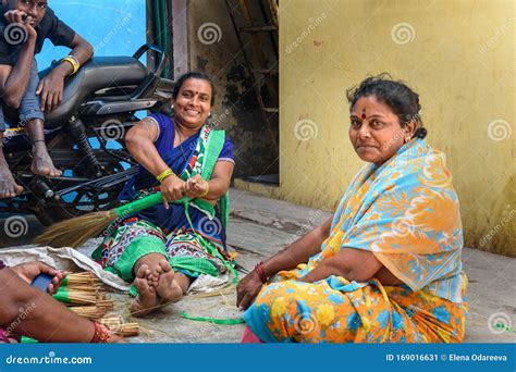 Mujeres Indias Haciendo Escobas En La Barriada Dharavi En Mumbai India Foto Editorial Imagen
