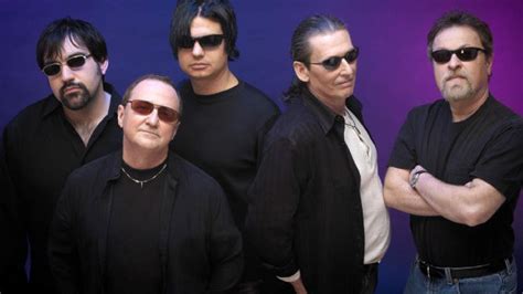 In 2006 they added new members, john tempesta on drums, and in 2015 they picked up grant fitzpatrick on bass and damon fox on keyboards and rhythm guitar. Blue Öyster Cult lanzará su nuevo álbum en octubre