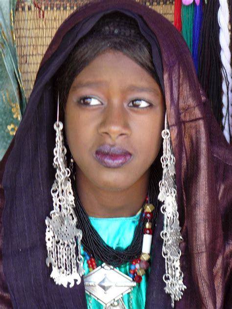 Africa Tuareg Woman Ghadames Libya ©s Alexandre Purple Cloth