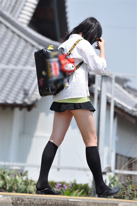 Японские школьницы и их ультра короткие юбки • Inveporu