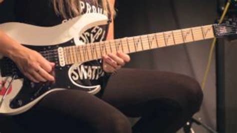 Nita Strauss Demonstrates How To Play Alice Coopers “im Eighteen