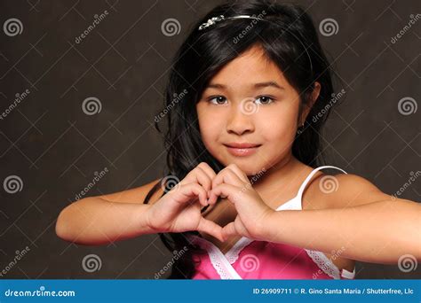 Jeunes Filles Asiatiques Effectuant Le Coeur Avec Des Mains Image Stock
