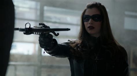 The Huntress Suits Arrowverse Wiki Fandom Powered By Wikia