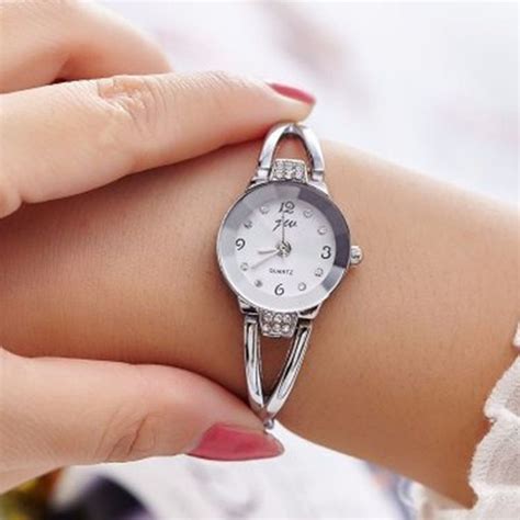 Fashion Quartz Wristwatch Gold Silver Steel Strap Round Dial Watches