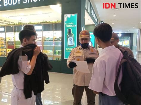 Satpol pp atau satuan polisi pamong praja merupakan perangkat pemerintah daerah dalam memelihara ketentraman dan ketertiban umum serta kota padang panjang merupakan salah satu kota di provinsi sumatera barat, indonesia. Abaikan Imbauan Virus Corona, Puluhan Pelajar Terazia ...