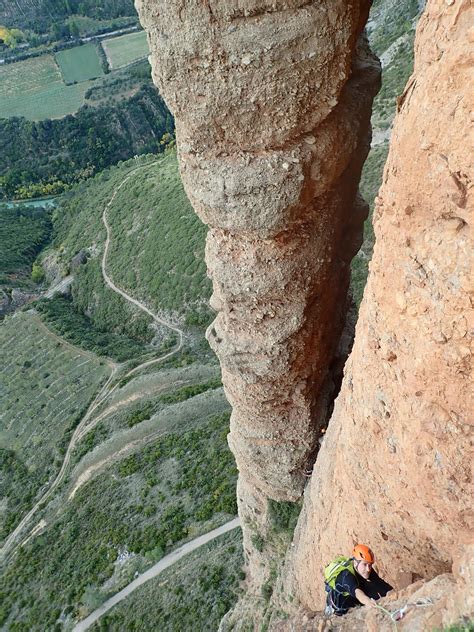España crecerá este año al ritmo de ee uu, pero no logrará reducir el paro. Escalada en los Mallos de Riglos, Huesca, España - Hommter