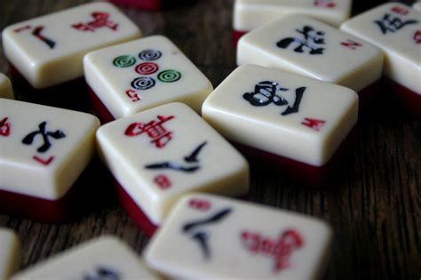 ¿quieres enseñar a tu hijo cómo se juega al escondite, a saltar la comba o al juego del pañuelo? Jugar al Mahjong