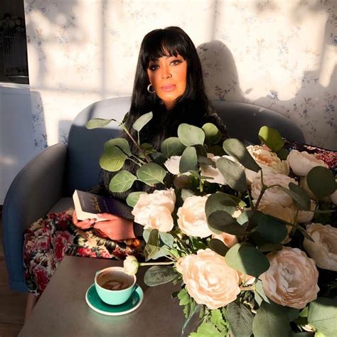 أزمات حادّة عصفت بالوسط الفني خلال شهر مايو الجاري، وأحدثت بعض هذه الأزمات انقساماً وخلافات قوية بين الفنانين، على مثيل أزمة الفنانة مها احمد مع زملائها أحمد سقا وأمير كرارة والمخرج محمد سامي، وأزمة حضور بعض الفنانين. منيرة محمد تكشف لـ"هي" قنوات عرض مسلسل "حكايات ابن الحداد ...